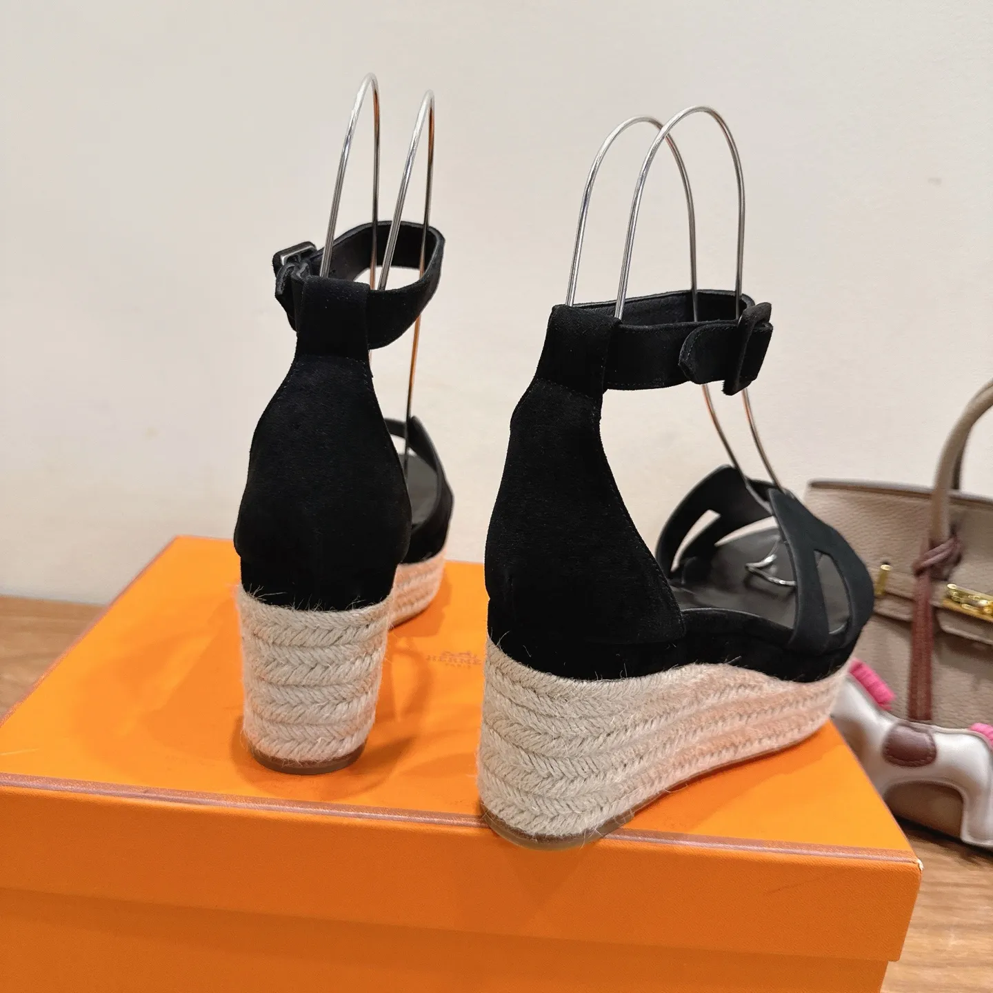 👟👟Ex-factory price 720👟👟 Hermes... a Eclair 2025 new color + popular series, the version is super positive, with a certain thickness, which makes the legs longer! Breathable, comfortable calfskin, spring and summer color matching, this item is both beautiful and comfortable! Channel supply code size: 35-39 can be ordered as 40.41 with airplane box ➕20